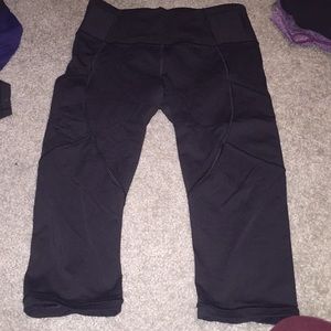 Lululemon Below Knee Capri w/ Side Pockets